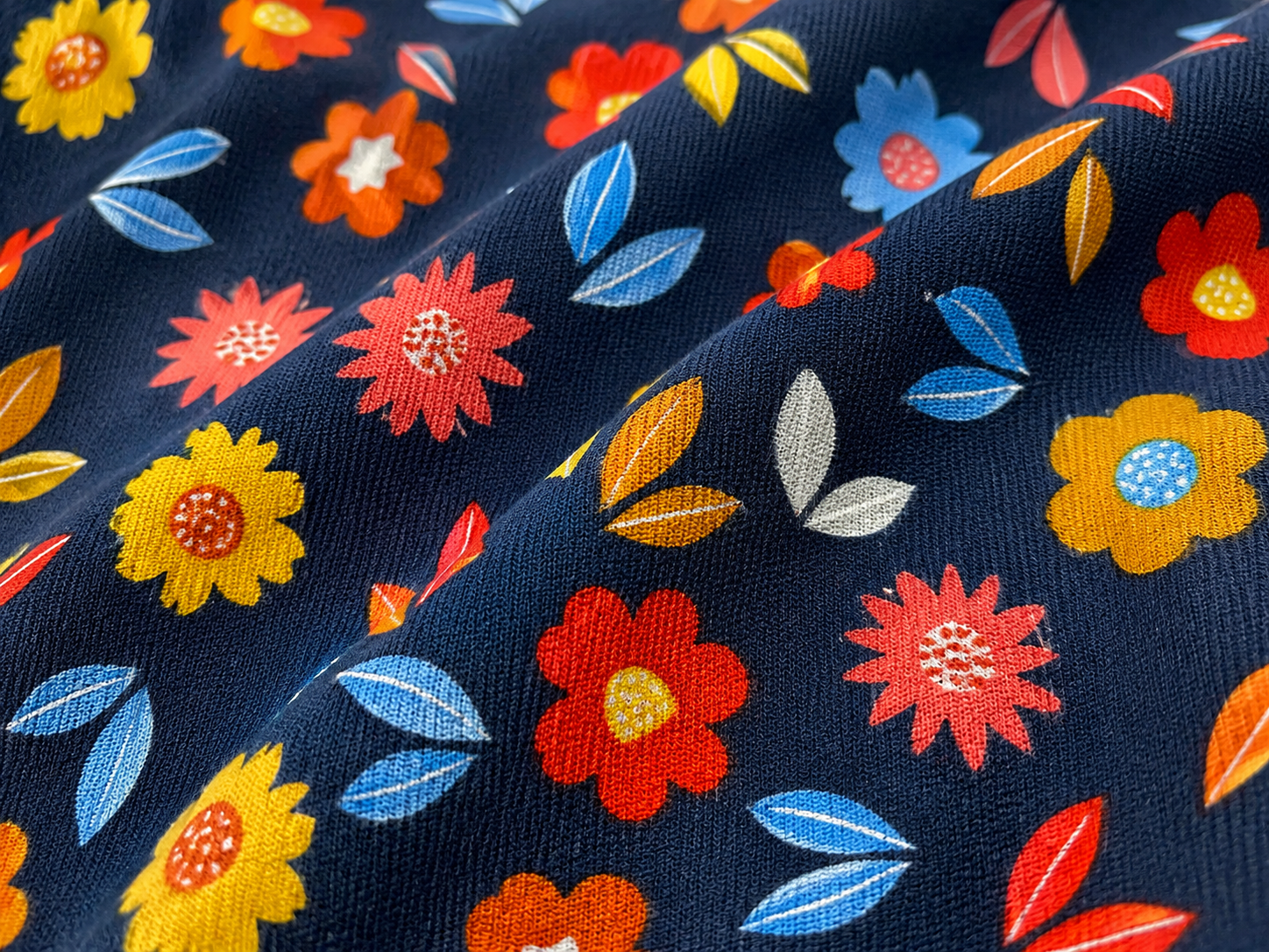 Jersey GOTS florecillas de colores con fondo azul oscuro — imagen 1