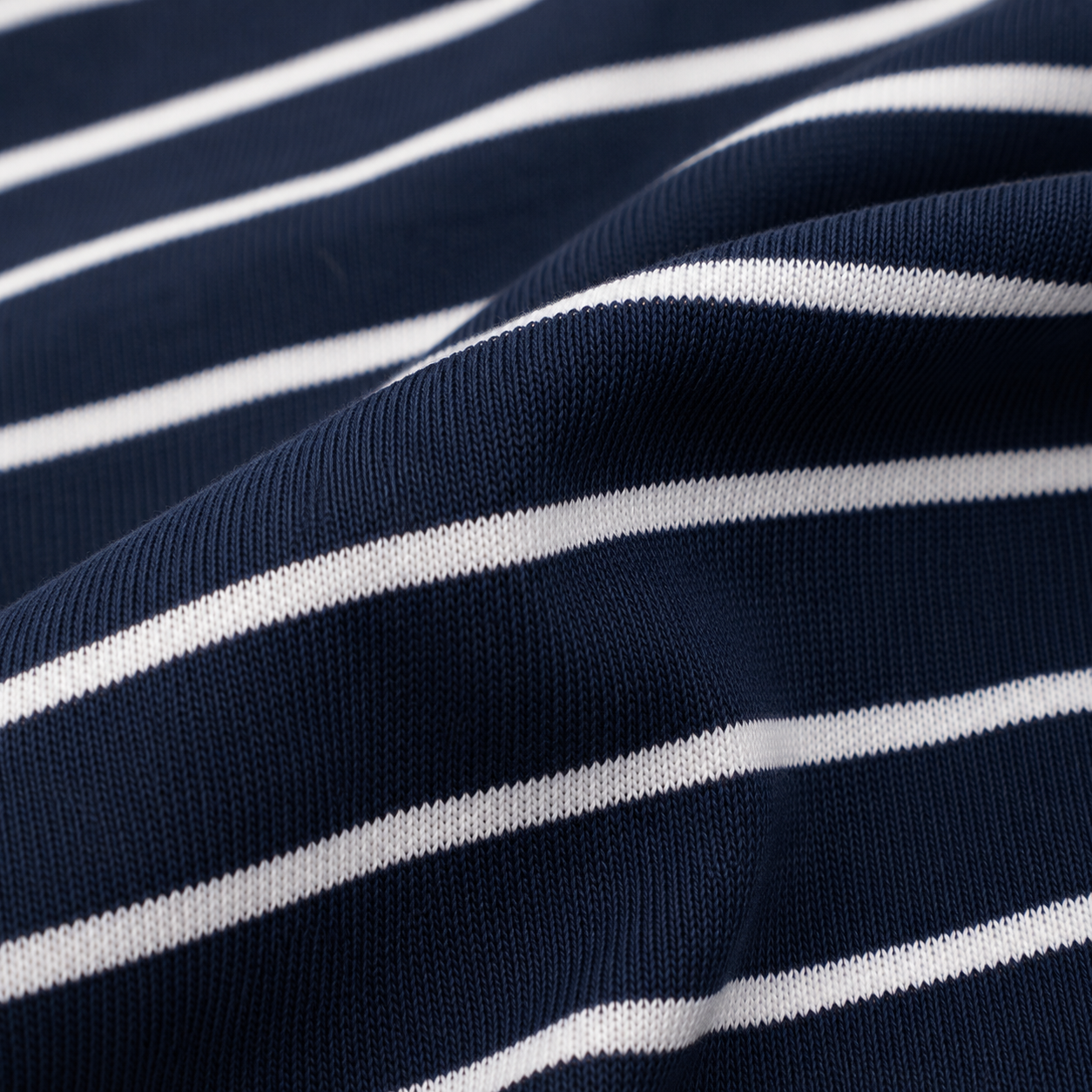 Tela viscosa, con rayas horizontales blancas y fondo azul navy — imagen 1