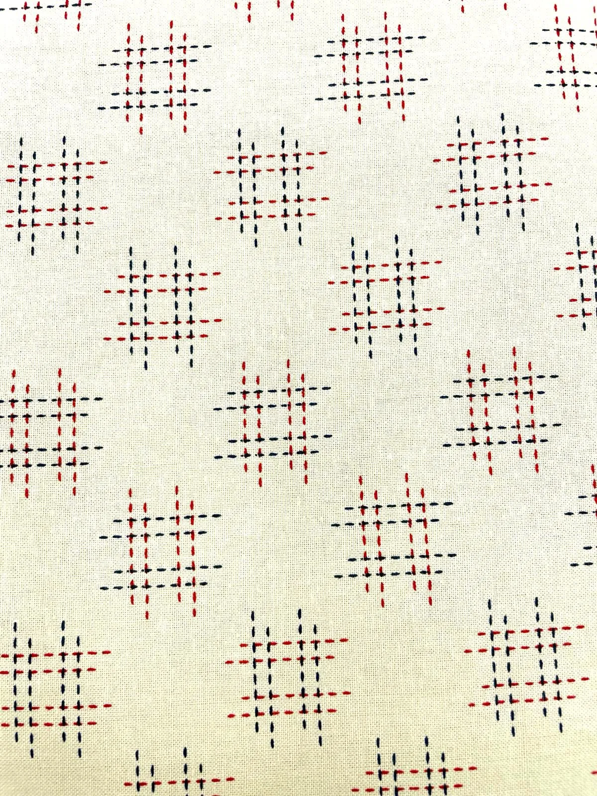 Tela algodón japonesa fondo beige motivos azules y rojos