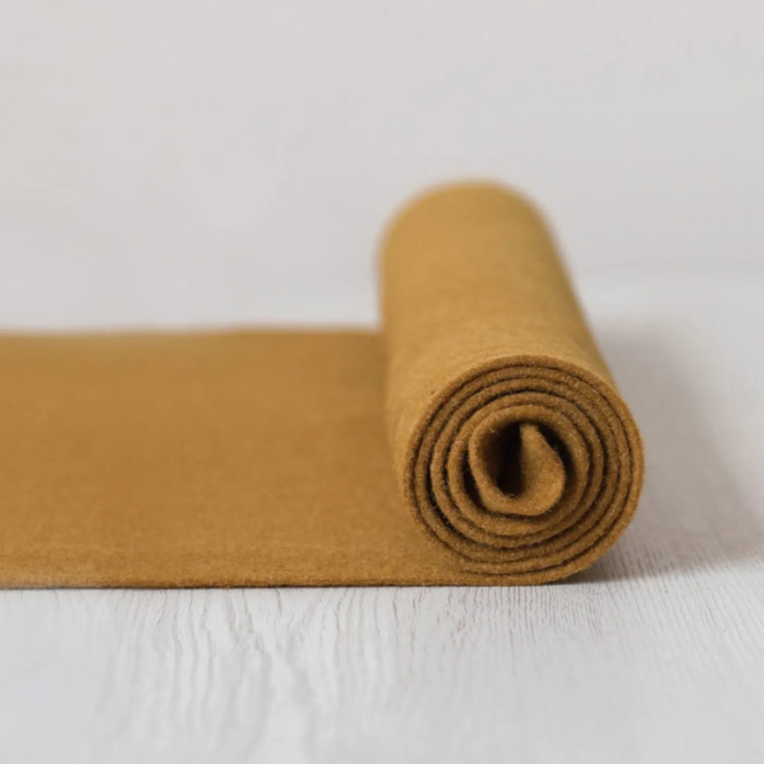 Fieltro de lana color safron — imagen 1