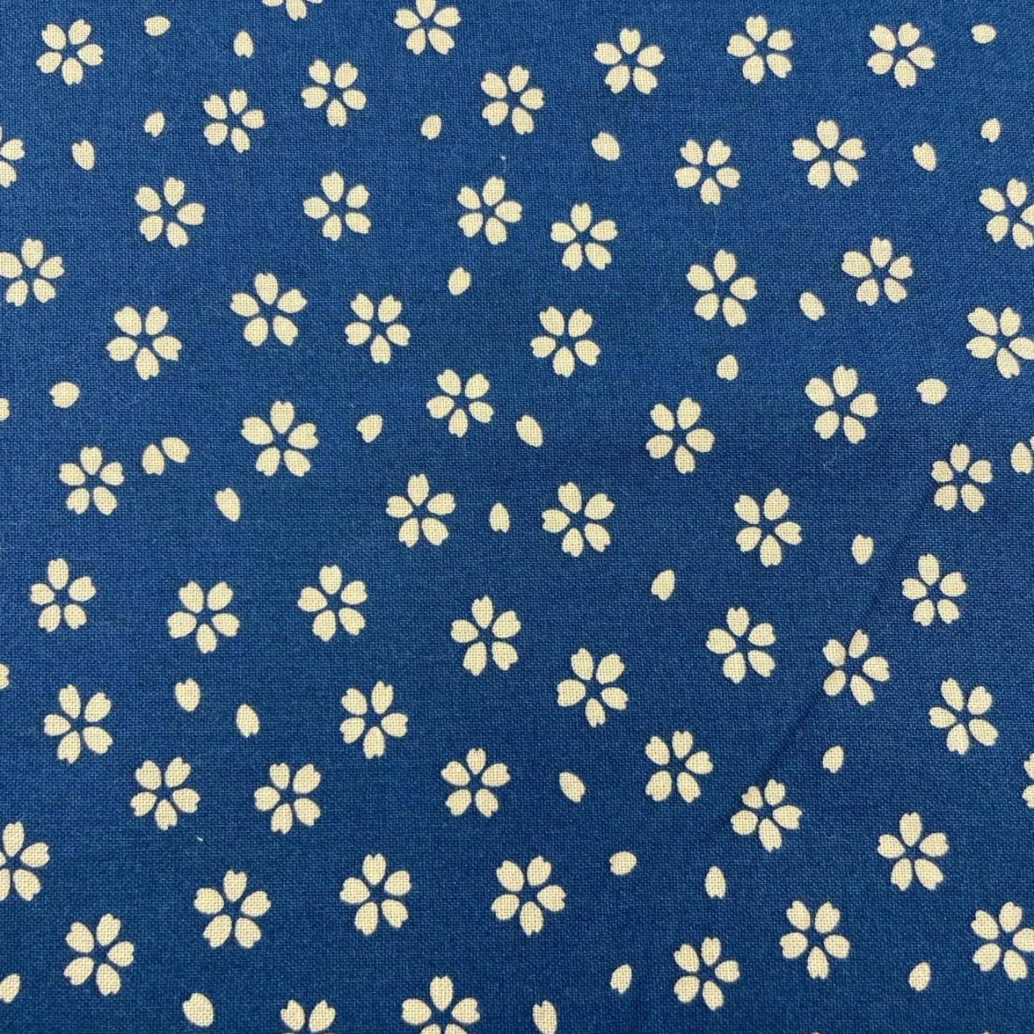 Tela algodón japonesa flores beige fondo azul
