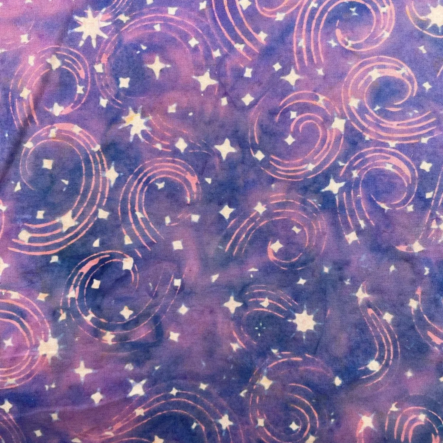 Tela batik algodón 100% estrellas y fondo lila — imagen 1