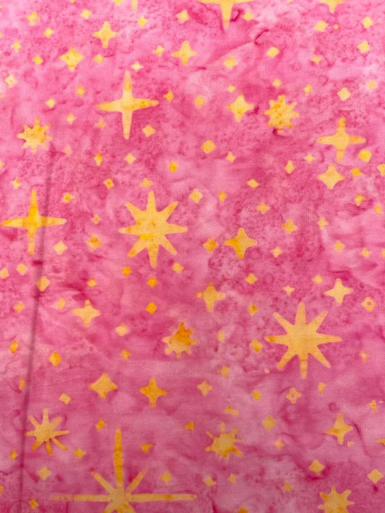 Tela batik algodón 100% fondo fucsia estrellas doradas — imagen 1